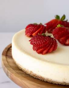 Creamy homemade strawberry cheesecake in Lahore with fresh strawberries and smooth baked texture.