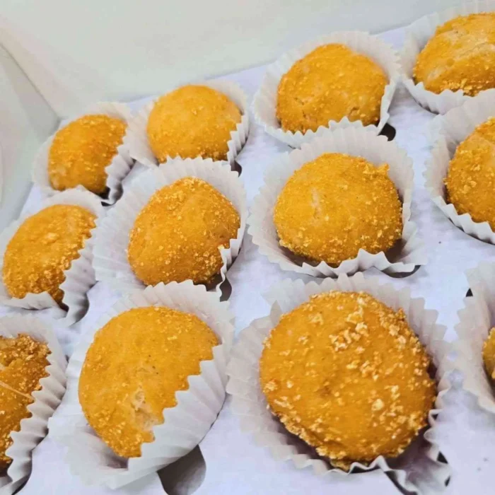 Mini homemade baked cheesecakes in Lahore with golden crumb topping in paper cups